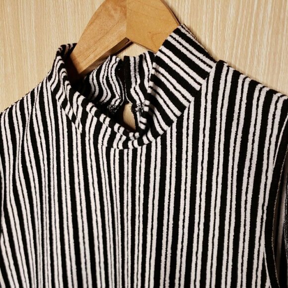 Cable & Gauge Striped Mock Neck Sleeveless Top - Picture 3 of 7